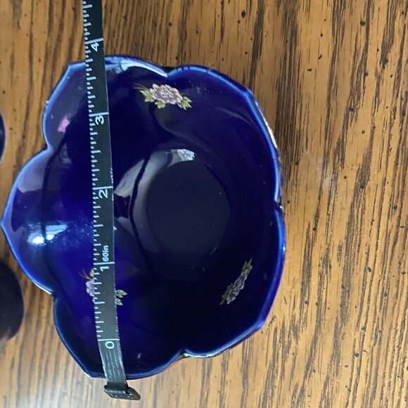 Vintage Cobalt Blue and Gold trim porcelain Japanese ginger jar and vases set - Picture 11 of 11